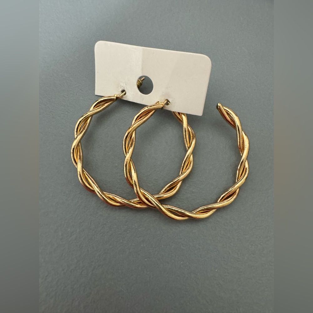 🛍️ any 5 items for $15 🛍️ Elegant Gold Twisted Hoop Earrings